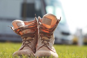 Wanderstiefel vor einem Wohnmobil